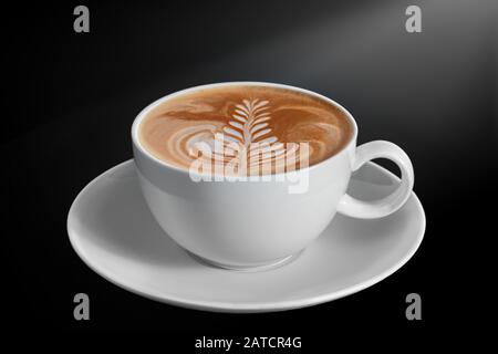 Primo piano di cappuccino italiano con rosetta Latteart in porcellana bianca con piatto Foto Stock