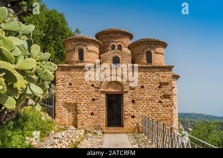 Cattolica di Stilo del IX secolo la chiesa, di stile bizantino, ficodindia cactus, di stilo, Calabria, Italia Foto Stock