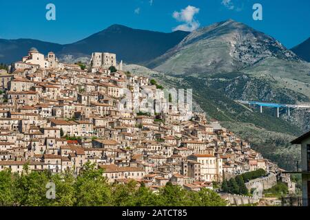 Località collinare di Morano Calabro, Massiccio del Pollino in lontananza, ponte su autostrada A3, Parco Nazionale del Pollino, Calabria, Italia Foto Stock