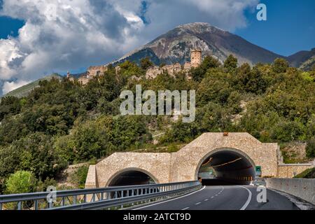 Monastero di Colloreto, oltre il tunnel autostradale A3, il Massiccio del Pollino, l'Appennino meridionale, il Parco Nazionale del Pollino, nei pressi di Morano Callabro, Calabria, Italia Foto Stock