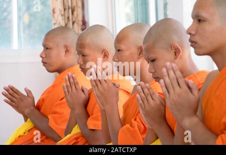 Nakhon NAYOK, THAILANDIA, 29 SETTEMBRE 2019, UN giovane monaci che prega nel monastero buddista. Foto Stock