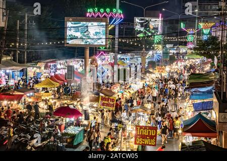 SAMUT PRAKAN, Thailandia, Ott 24 2019, la gente camminare nei corridoi tra le bancarelle sulla strada al Phra Samut Chedi Tempio fiera. Il mercato notturno in tradit Foto Stock