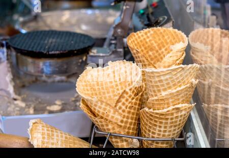 Coni di waffle appena fatti in una gelateria vecchio stile Foto Stock