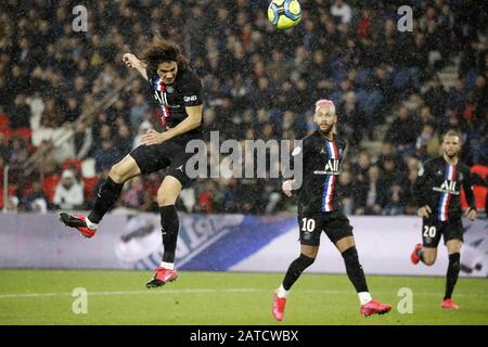 Parigi, Francia. 1st Feb, 2020. Edinson Cavani (L) di Parigi Saint-Germain compete durante la partita Ligue 1 tra Parigi Saint-Germain e Montpellier al Parc des Princes di Parigi, Francia, 1 febbraio 2020. Credito: Jack Chan/Xinhua/Alamy Live News Foto Stock