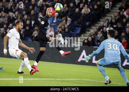 Parigi, Francia. 1st Feb, 2020. Neymar Jr (C) di Parigi Saint-Germain compete durante la partita Ligue 1 tra Parigi Saint-Germain e Montpellier al Parc des Princes di Parigi, Francia, 1 febbraio 2020. Credito: Jack Chan/Xinhua/Alamy Live News Foto Stock