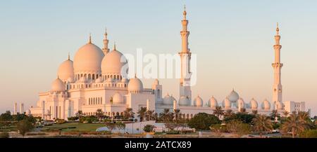 Panorama della Grande Moschea dello Sceicco Zayed ad Abu Dhabi, Emirati Arabi Uniti Foto Stock