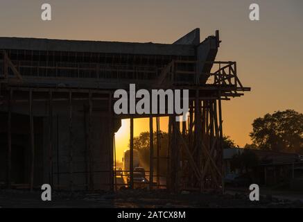 Lavori di costruzione di un viadotto su una autostrada federale nella città di Santa Maria, RS, Brasile. Opere di ingegneria viadotto in costruzione. Strada infrastru Foto Stock