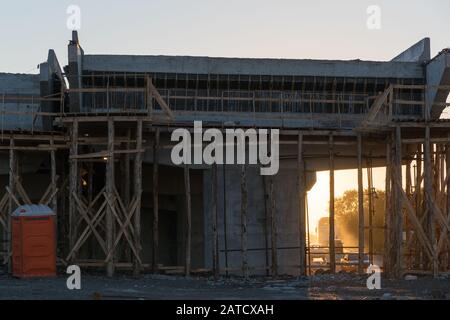 Lavori di costruzione di un viadotto su una autostrada federale nella città di Santa Maria, RS, Brasile. Opere di ingegneria viadotto in costruzione. Strada infrastru Foto Stock