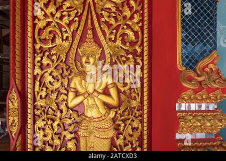 Decorazione d'intaglio d'oro sul tempio buddista in Thailandia Foto Stock