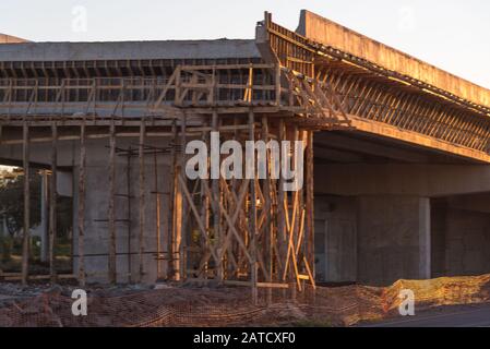 Lavori di costruzione di un viadotto su una autostrada federale nella città di Santa Maria, RS, Brasile. Opere di ingegneria viadotto in costruzione. Strada infrastru Foto Stock