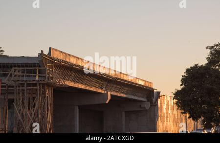 Lavori di costruzione di un viadotto su una autostrada federale nella città di Santa Maria, RS, Brasile. Opere di ingegneria viadotto in costruzione. Strada infrastru Foto Stock