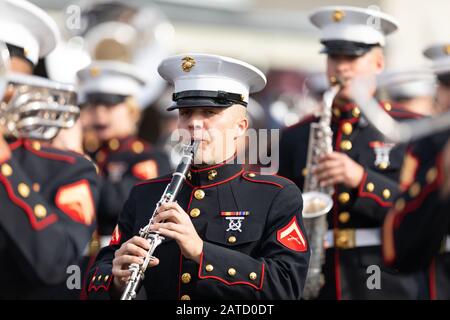 New Orleans, Louisiana, Stati Uniti - 30 novembre 2019: Bayou Classic Parade, membri della Marine Corps Marching Band degli Stati Uniti, suonando al para Foto Stock