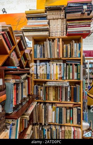 Kailua, Hawaii/USA- 30 dicembre 2019: Pile di libri usati su scaffali di legno in vendita in una libreria usata a Kailua, Hawaii Foto Stock