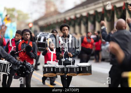 New Orleans, Louisiana, Stati Uniti - 30 novembre 2019: Bayou Classic Parade, membri del Marching Cobras che si esibiscono alla parata Foto Stock