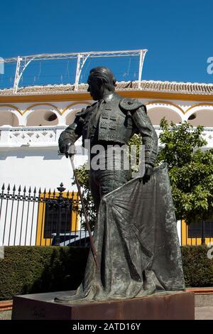 Siviglia Spagna, statua fuori dalla corrida di Francisco Romero Lopez, meglio conosciuta come Curro Romero, un famoso torero da Siviglia Foto Stock