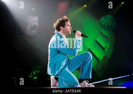 Padova, Italia. 01th febbraio 2020. Il famoso artista e cantautore inglese Michael Holbrook Penniman Jr, conosciuto dal suo palcoscenico name​ Mika, si esibisce in diretta sul palco durante la sua prima data italiana di "Revelation Tour" presso la Kioene Arena di Padova. Foto Stock