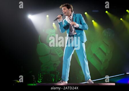 Padova, Italia. 01th febbraio 2020. Il famoso artista e cantautore inglese Michael Holbrook Penniman Jr, conosciuto dal suo palcoscenico name​ Mika, si esibisce in diretta sul palco durante la sua prima data italiana di "Revelation Tour" presso la Kioene Arena di Padova. Foto Stock