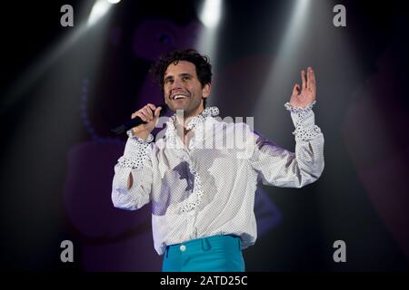 Padova, Italia. 01th febbraio 2020. Il famoso artista e cantautore inglese Michael Holbrook Penniman Jr, conosciuto dal suo palcoscenico name​ Mika, si esibisce in diretta sul palco durante la sua prima data italiana di "Revelation Tour" presso la Kioene Arena di Padova. Foto Stock