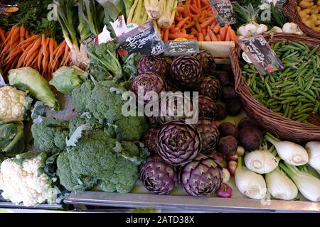 Verdure locali di stagione, carciofi, broccoli, carote, porri e finocchi al mercato francese all'aperto di le Bois-d'Oingt Foto Stock