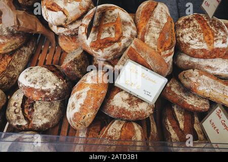 Pane artigianale in mostra, Dolore Sesame, Pain Comp, legno cotto, cotto localmente e in vendita al mercato francese all'aperto di strada in le Bois-d'Oingt Foto Stock