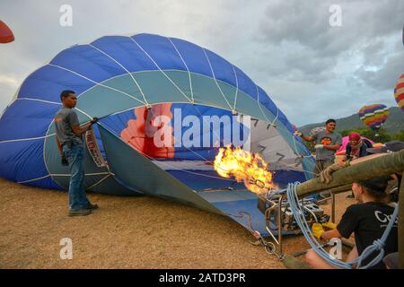 Pinang, Malesia. 2nd Feb, 2020. Una mongolfiera si prepara a decollare in un festival di mongolfiera a Pinang, Malesia, 2 febbraio 2020. L'evento è iniziato il sabato e ha attirato un sacco di turisti. Credit: Chong Voon Chung/Xinhua/Alamy Live News Foto Stock