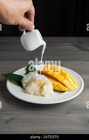 Mango dolce con riso palustico, dessert tailandese Foto Stock