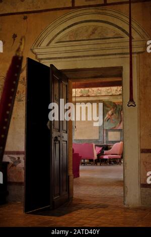 Le ampie e sfarzose camere arredate in stile antico del Château de Bagnol, oggi un hotel a cinque stelle dopo un restauro e una ristrutturazione del patrimonio storico Foto Stock