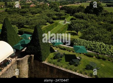 Vista dall'alto del fossato della terrazza da pranzo e della fontana nel giardino formale e frutteto dell'Château de Bagnols, provincia di Beaujolais, Francia. Foto Stock