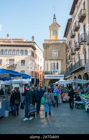Bancarelle al mercato di Vic Street, con campanile e municipio sullo sfondo, con bandiera estelada e messaggio libero prigionieri politici, Vic, Catalogna, Foto Stock