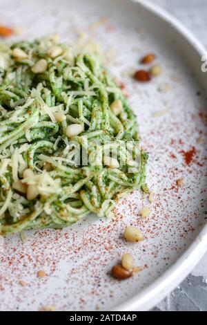 Pasta vegana verde con avocado, spinaci e pinoli. Cibo sano e sano. Buona nutrizione. Foto Stock