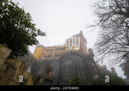 Vista estremamente nebbiosa del famoso palazzo giallo pena durante l'inverno Foto Stock