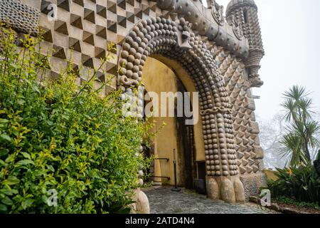 Succulents e l'altra vegetazione vicino ad una delle porte decorate intricate del Palazzo pena in Sintra Portogallo Foto Stock