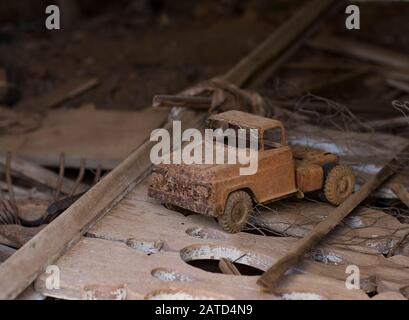 Un vecchio camion arrugginito Tonka in un fienile disusato in un allevamento di bestiame a Purdue Hill, Alabama Foto Stock