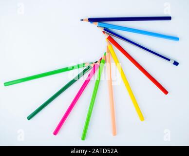 Dieci diversi pastelli di matita di legno colorati che fanno un bel modello a forma di cerchio Foto Stock