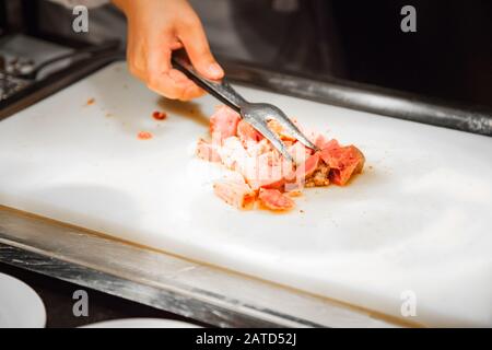 Maiale arrosto con glassatura al miele in vacanza, evento di celebrazione. Cena, Festa, Banchetto, Buffet, Cocktail, Festa, Celebrazione, Anniversario, Pasto Di Lusso, Holi Foto Stock