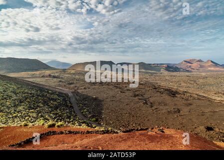 Magnifica vista del parco nazionale vulcanico Timanfaya conosciuto come Montagne di fuoco, Lanzarote, Isole Canarie, Spagna Foto Stock