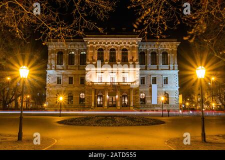 Croazia, città di Zagabria, palazzo accademia e parco Zrinjevac di notte, lunga esposizione Foto Stock