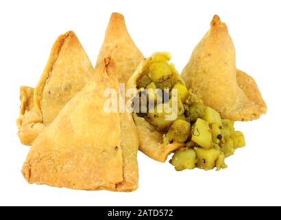 Samosa vegetale in stile punjabi isolata su sfondo bianco Foto Stock