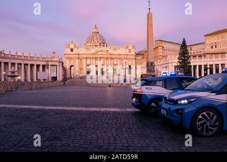 Roma, Italia - 3 Gennaio 2020: Bmw I3 Tutte Le Auto Elettriche Di Polizia In Piazza San Pietro E Basilica Di San Pietro Città Del Vaticano, Patrimonio Dell'Umanità Dell'Unesco Foto Stock