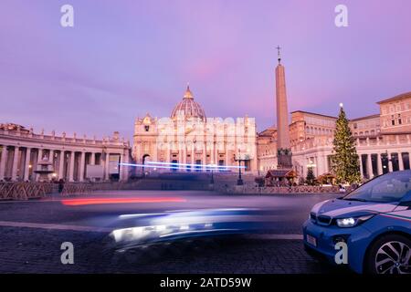Roma, Italia - 3 Gennaio 2020: Bmw I3 Tutte Le Auto Elettriche Di Polizia In Piazza San Pietro E Basilica Di San Pietro Città Del Vaticano, Patrimonio Dell'Umanità Dell'Unesco Foto Stock