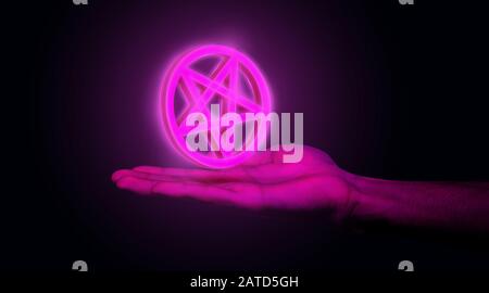 Mano maschio che tiene il pentagramma avverso allo studio Foto Stock
