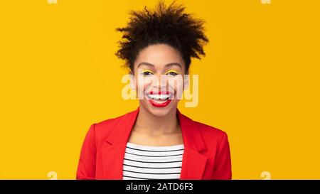 Primo piano ritratto di ridere ragazza nera Foto Stock