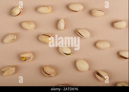 Modello di pistacchi su fondo di carta marrone Foto Stock