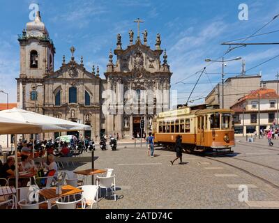 Porto, Portogallo - 8 maggio 2017: Persone in tram storici sulla piazza Carlos Alberto. Primi tram in città con trazione elettrica fu introdotto nel 1895 Foto Stock