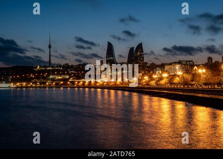 Vista notturna di Baku con i grattacieli Delle Flame Towers Foto Stock