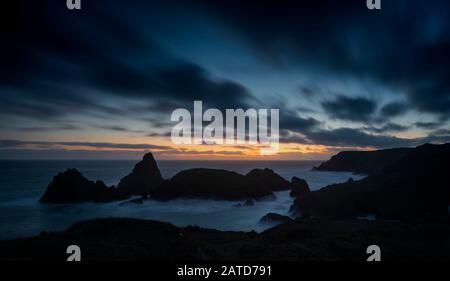 Tramonto su Kynance Cove, Cornwall, Regno Unito Foto Stock