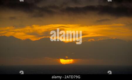 Tramonto su Kynance Cove, Cornwall, Regno Unito Foto Stock