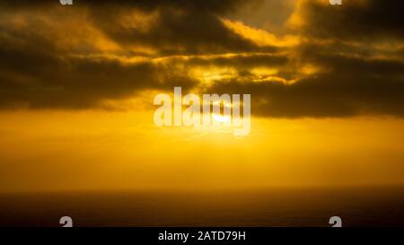 Tramonto su Kynance Cove, Cornwall, Regno Unito Foto Stock