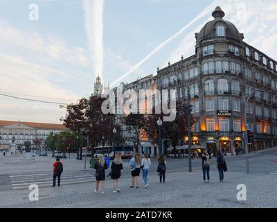 Porto, Portogallo - 8 maggio 2017: Persone che camminano e fanno foto sulla Avenida dos Aliados. Il viale creato nel 1916 è generalmente considerato come il centro di Porto Foto Stock