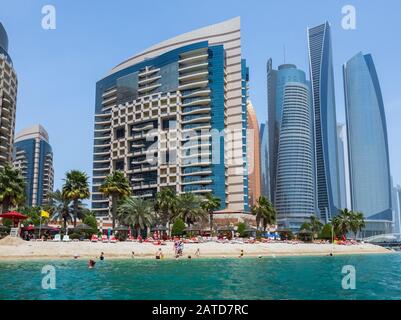 Abu Dhabi, Emirati Arabi Uniti - 1 Aprile. 2019. Khalidiya Palace Rayhaan di Rotana e le Torri Etihad Foto Stock